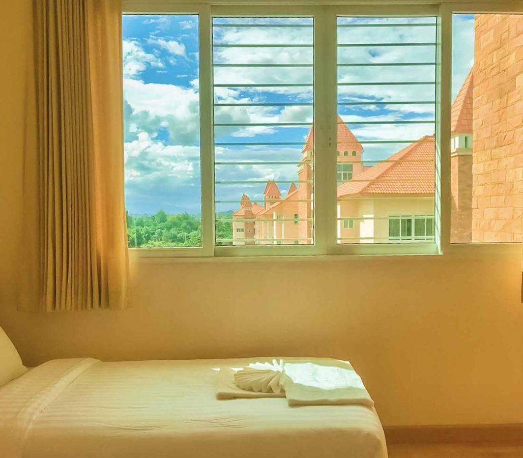 Happy City Golf & Resort Чианг Рай Екстериор снимка