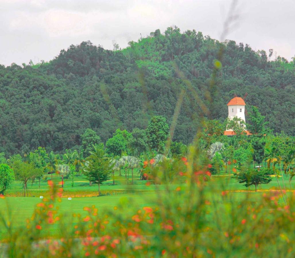 Happy City Golf & Resort Чианг Рай Екстериор снимка